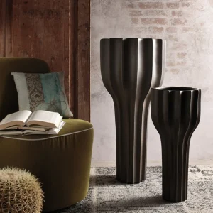 LINE VASE (BLACK)