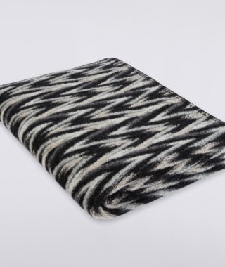 BEAVER THROW – BLACK MULTICOLOR
